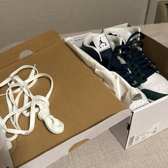 Air Jordan 1 Mid - Picture 7 of 8